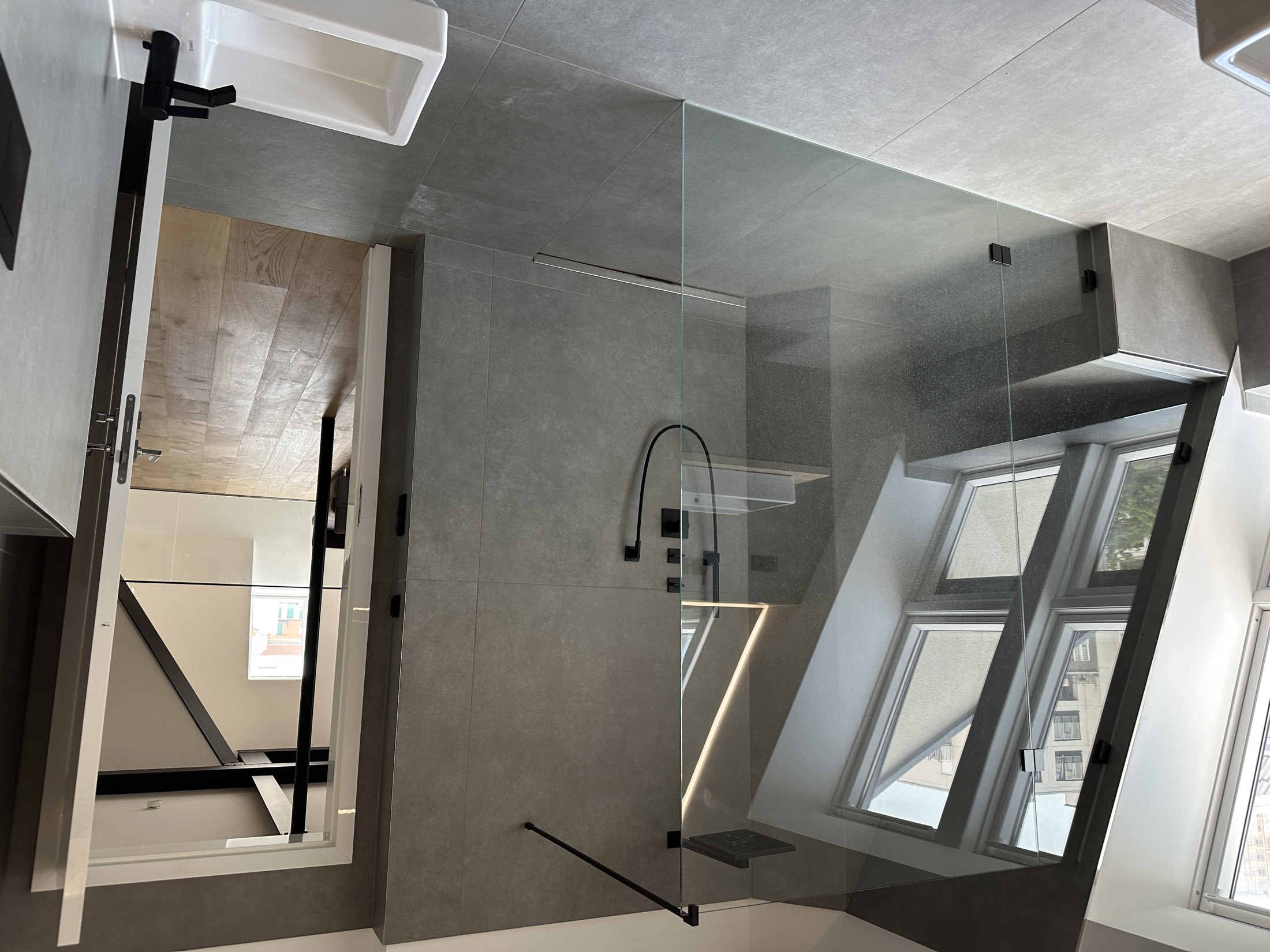 Bad mit Dachfenstern / Bathroom with dormer windows