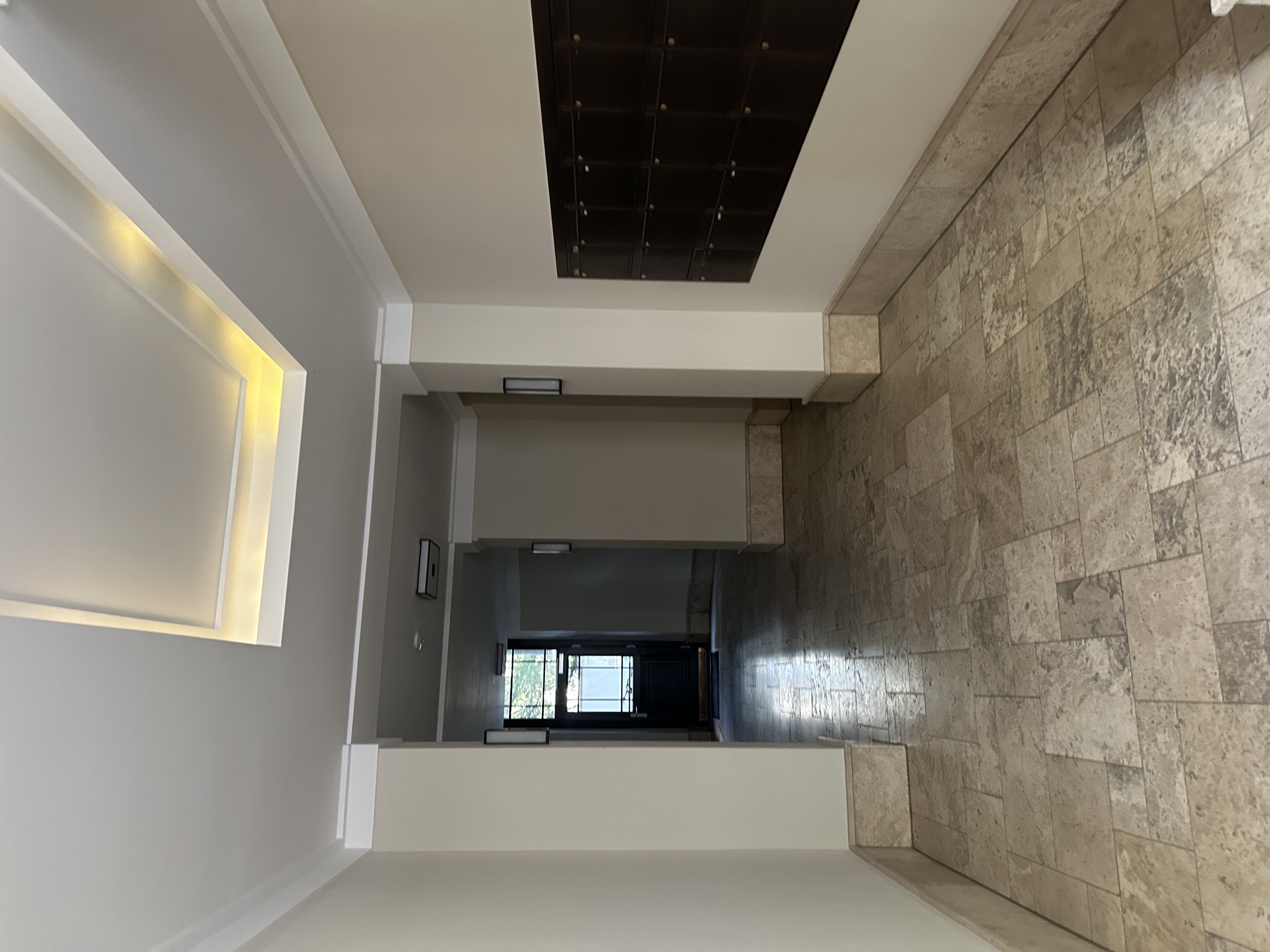 Foyer mit Travertin / Travertine entrance hall